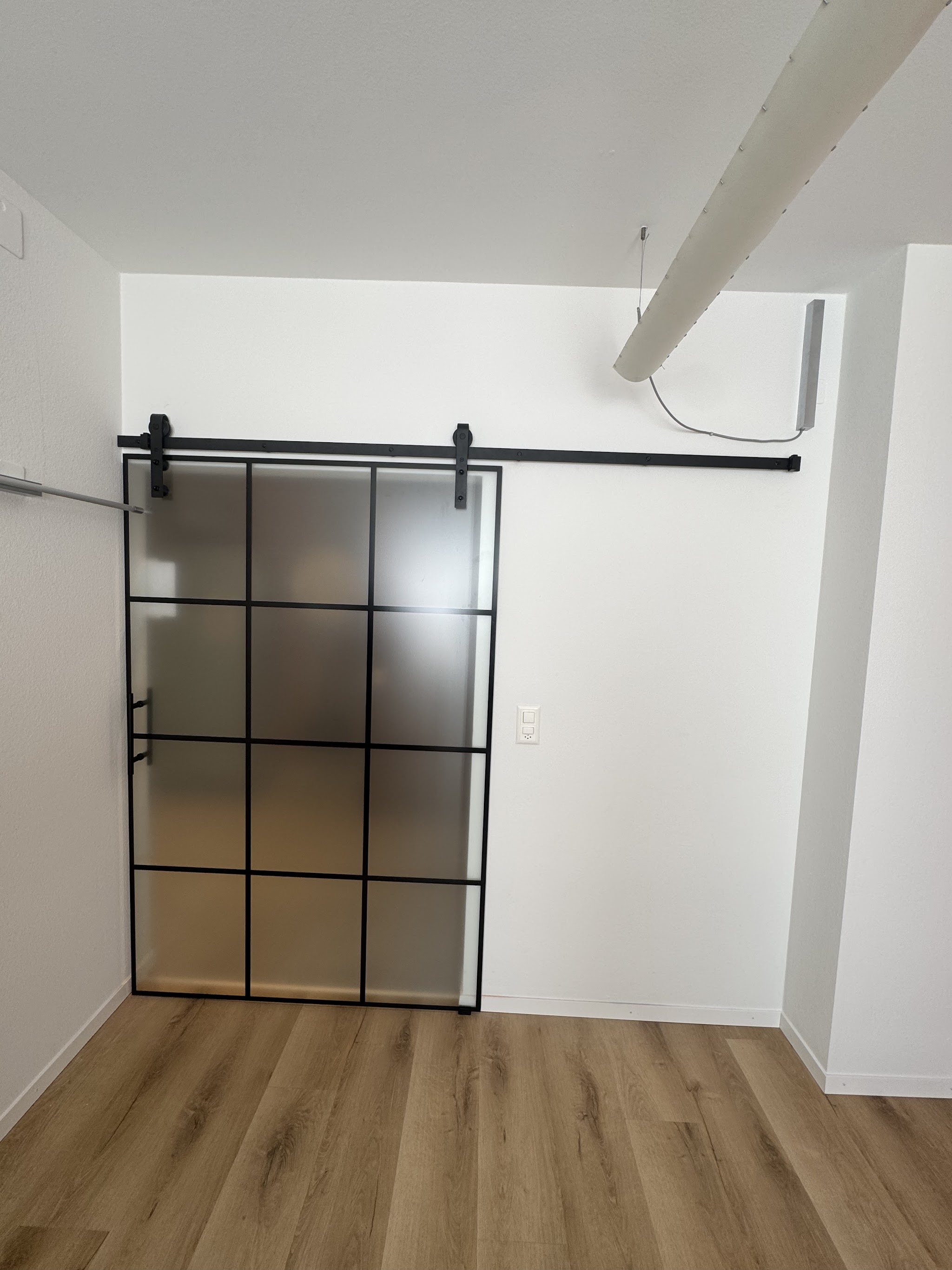 Schwarz gerahmte Glasschiebetür