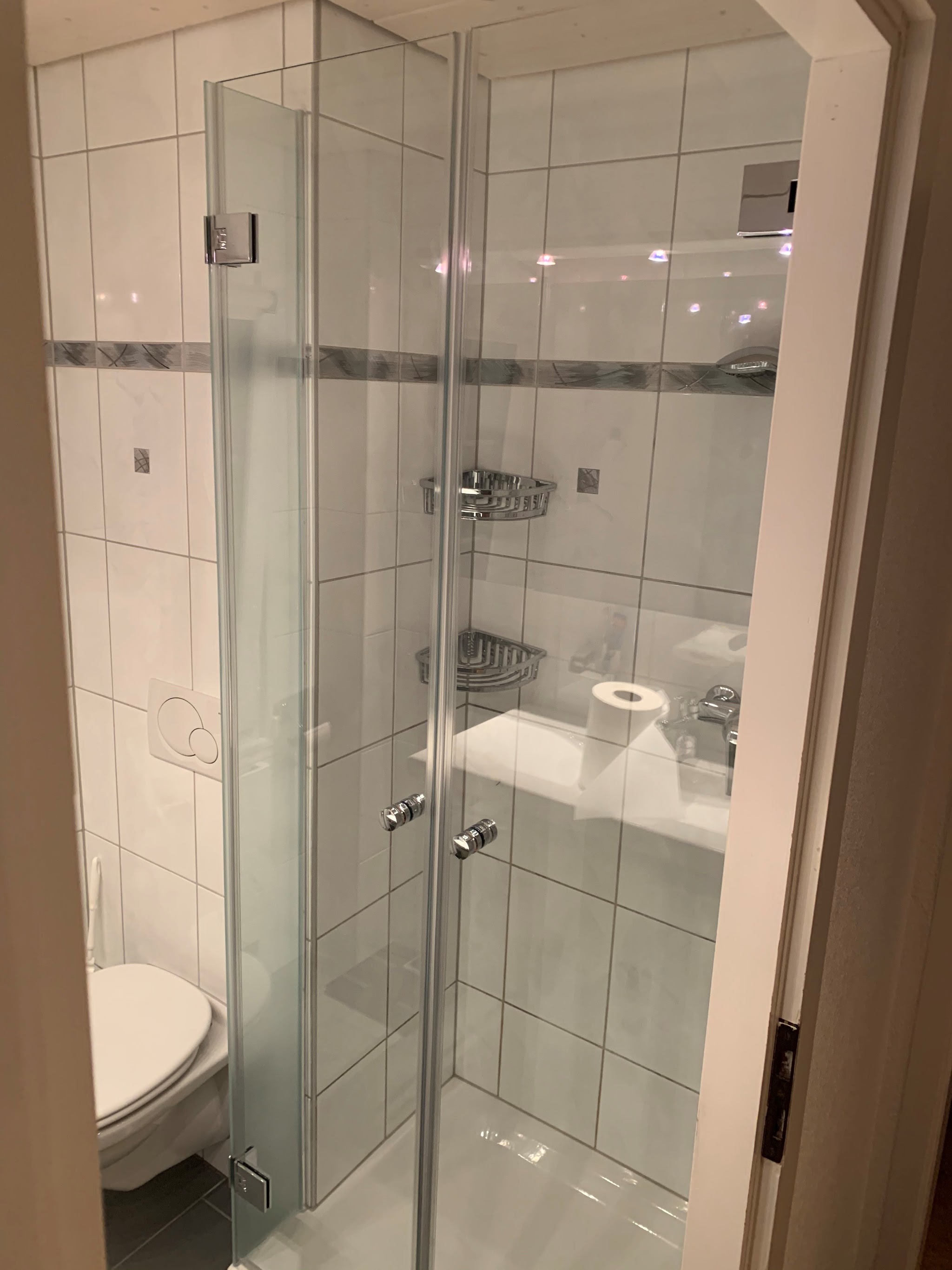 Eckdusche mit Glasverglasung